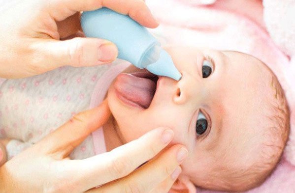 Cha mẹ cần làm gì khi bé ngạt mũi khó thở?