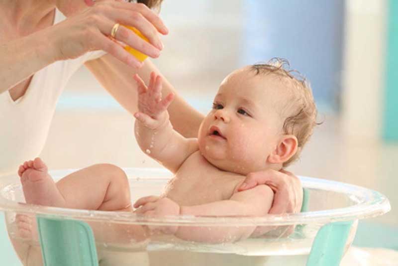Cho trẻ tắm nước ấm để trị nghẹt mũi