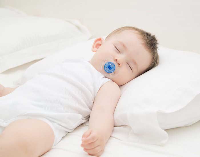 Trị nghẹt mũi trẻ sơ sinh bằng cách nâng cao đầu trẻ khi ngủ