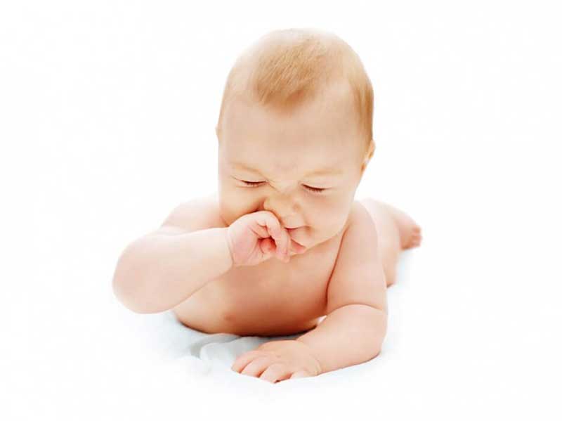 Nghẹt mũi ở trẻ sơ sinh khiến bé khó chịu