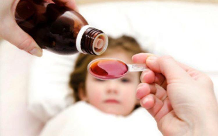 hạ sốt khi chăm sóc trẻ sốt xuất huyết