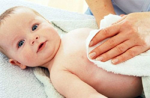 Vệ sinh cơ thể hàng ngày cho trẻ khi bị phát ban sau sốt