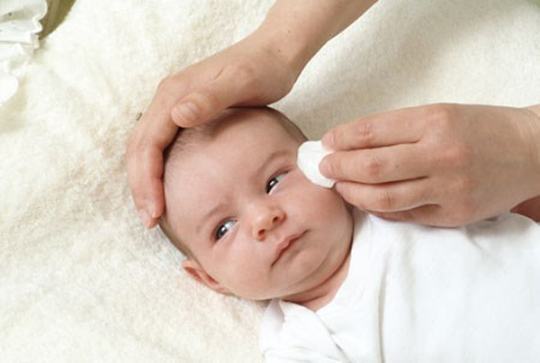 Nhận biết dấu hiệu đau mắt ở trẻ sơ sinh