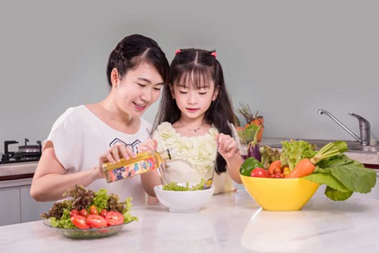 Trẻ nên có chế độ ăn uống hợp lý để cân bằng hệ vi sinh đường ruột