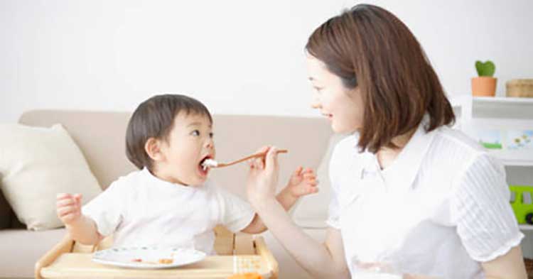 Sữa chua là một trong những cách cân bằng hệ vi sinh đường ruột cho bé