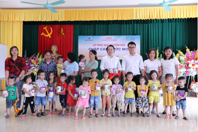 Công ty cổ phần Vinameco trao quà cho các bé tại xã Tân Hương