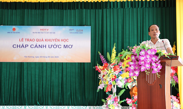 Ông Trần Ngọc Thương, Bí thư Đảng ủy, chủ tịch HĐND xã Tân Hương phát biểu tại lễ trao quà