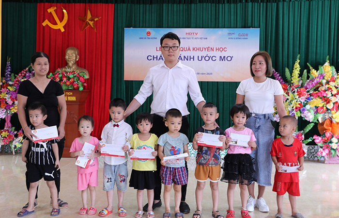 Công ty cổ phần Vinameco trao quà cho các bé tại xã Tân Hương