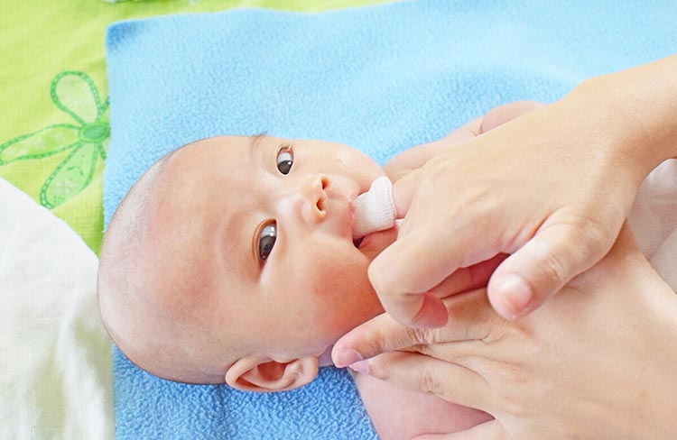 Cách chăm sóc trẻ sơ sinh bị viêm họng