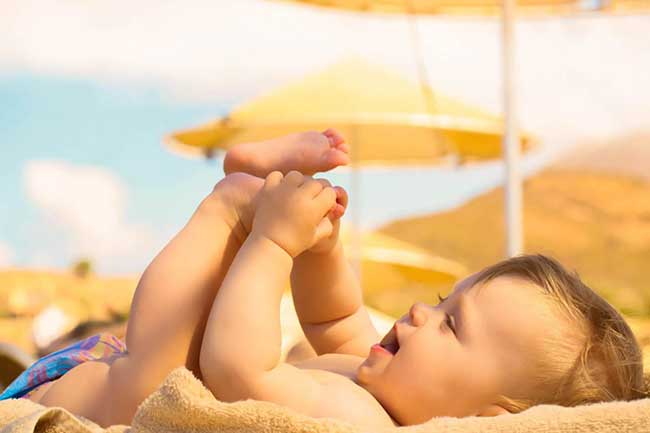Tắm nắng khi trẻ bị lạnh tay chân