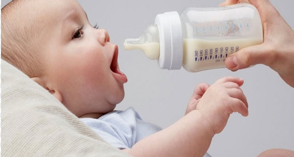 Mẹ cần nắm rõ lượng sữa cho bé theo tháng tuổi