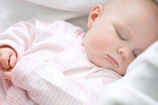 Mẹo giúp bé ngủ ngon là không để bé buồn ngủ quá
