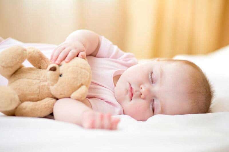 Cách làm cho bé ngủ ngon là đặt bé ở nơi thật thoải mái