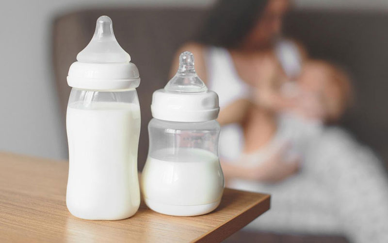 So sánh sữa công thức với sữa mẹ