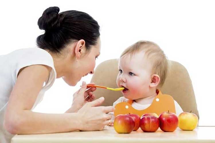 Nên chọn sữa tăng cân cho bé dưới 1 tuổi dựa trên thành phần dinh dưỡng