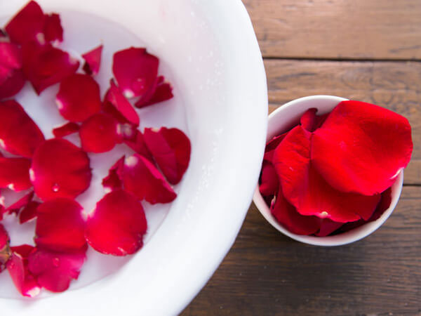 Sử dụng hoa hồng tươi trị khô môi cho trẻ