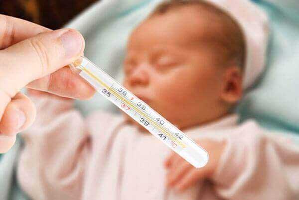 Bé sơ sinh bị sốt là nư thế nào?