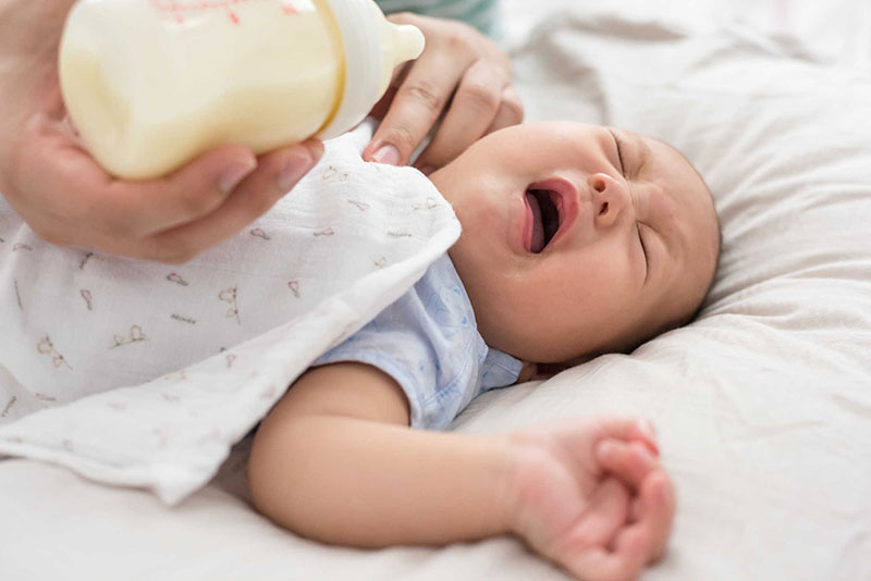 Trẻ sơ sinh hay bị sặc sữa thì mẹ phải làm sao?