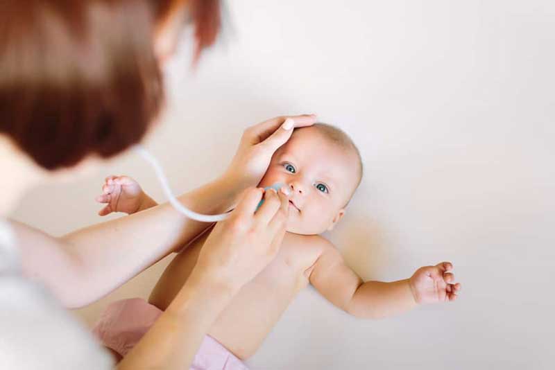 Trẻ sơ sinh thở khò khè mẹ nên hút dịch nhầy trong mũi