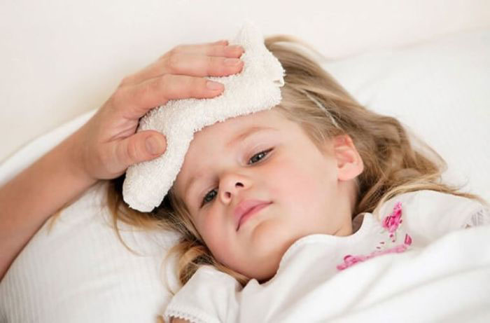 Trẻ bị sốt kéo dài có thể do nhiều nguyên nhân