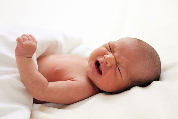 Trẻ sơ sinh thở khò khè khi ngủ do nhiều nguyên nhân