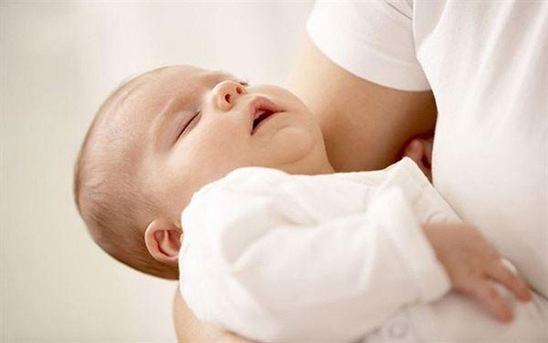 Mẹ cần chăm sóc trẻ sơ sinh khi bé gặp tình trạng thở khò khè khi ngủ